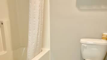 Suite, 2 grands lits | Salle de bain | Ensemble douche/baignoire, articles de toilette gratuits, sĂšche-cheveux