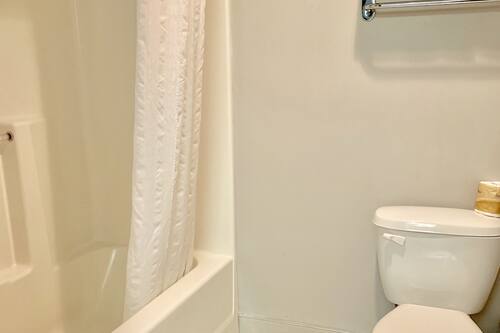 Suite, 2 grands lits | Salle de bain | Ensemble baignoire-douche, articles de toilette (gratuits)
