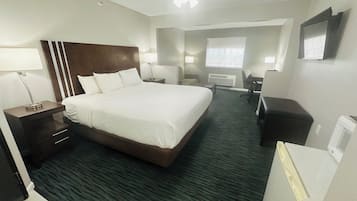 Suite, 1 letto king | Biancheria da letto di alta qualità, una scrivania, postazione laptop