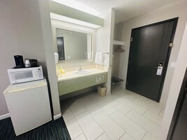 套房, 1 张特大床 | 高档床上用品、办公桌、笔记本电脑工作区、遮光窗帘
