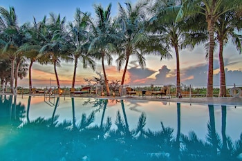 2 outdoor pools, pool umbrellas, sun loungers at Carillon Miami Wellness Resort