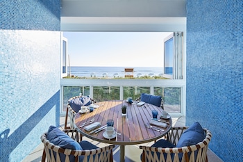 2 restaurants, breakfast, lunch, dinner served; American cuisine at Carillon Miami Wellness Resort