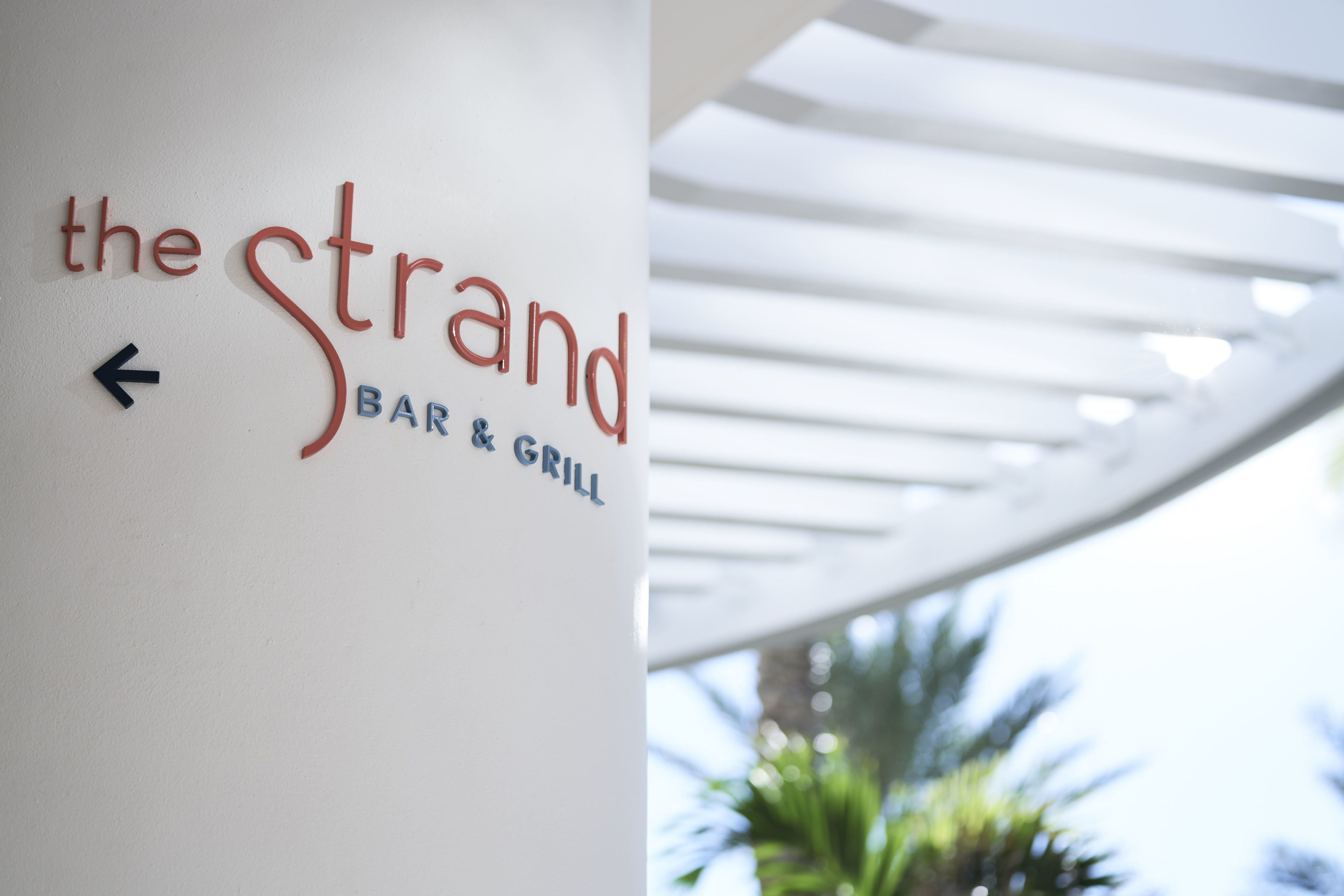 2 restaurants, breakfast, lunch, dinner served; american cuisine