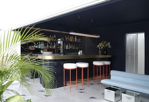 Quầy bar bên hồ bơi