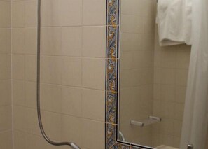 Ensemble douche/baignoire, sèche-cheveux, peignoirs