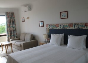 Chambre avec lits jumeaux, balcon, vue mer