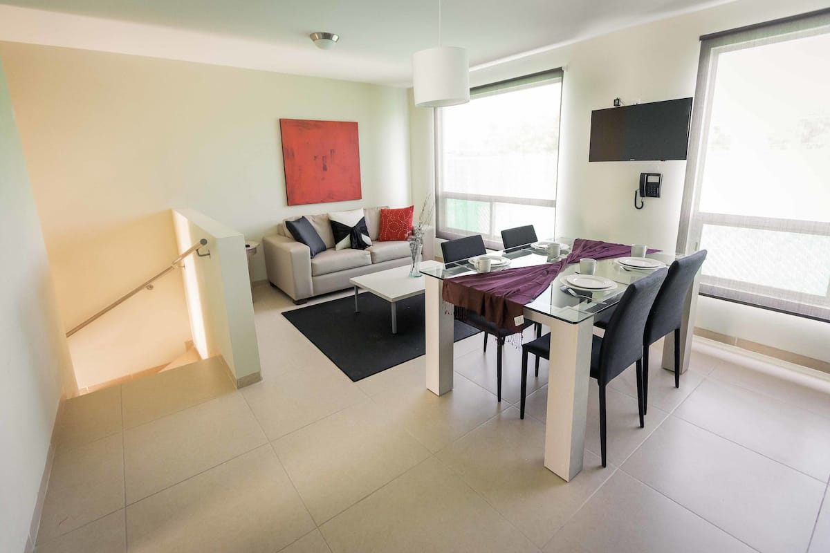 Premium villa, 2 slaapkamers | Woonkamer | Een 32-inch plasmatelevisie met kabelzenders en een televisie