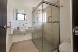 Villa Premium, 3 habitaciones | Baño | Regadera, amenidades de baño gratuitas, secadora de cabello, toallas 