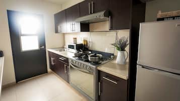 Villa Premium, 3 habitaciones | Cocineta privada | Refrigerador con congelador, microondas y parrilla de estufa