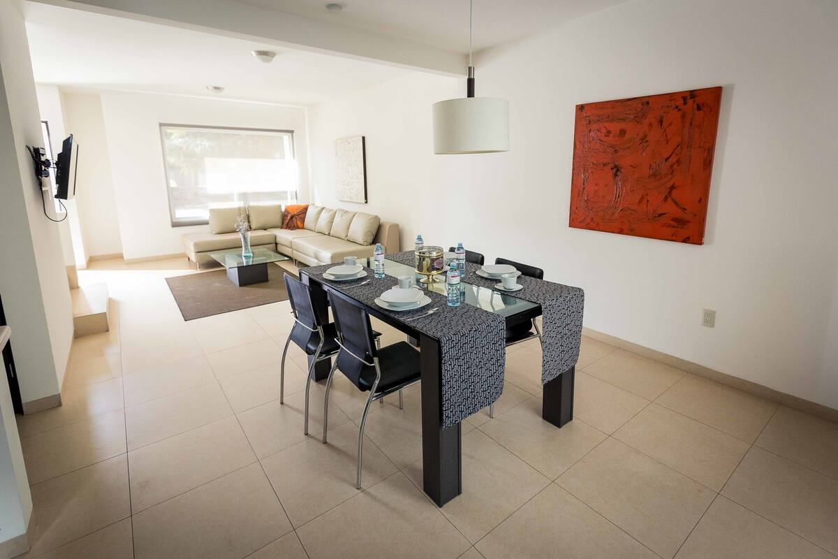 Premium-Villa, 3 Schlafzimmer | Wohnzimmer | 32-Zoll-Plasmafernseher mit Kabelempfang, Fernseher, Tischtennisplatte