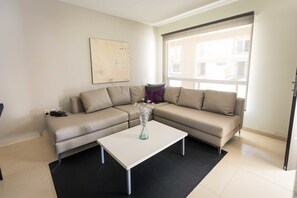 Vila premium, 1 cama de casal | Sala de estar | TV de plasma 32 polegadas com canais a cabo, TV, mesa de pingue-pongue