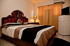 Standard Room | Premium bedding, iron/ironing board, free WiFi, bed sheets - Hotel California (Oranjestad)