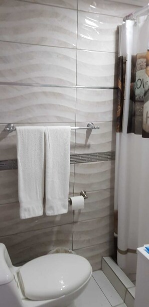 Comfort Studio, 1 King Bed | Bathroom - Hotel California (Oranjestad)