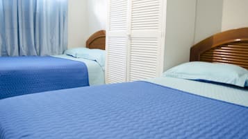 Ropa de cama de alta calidad y tabla de planchar con plancha