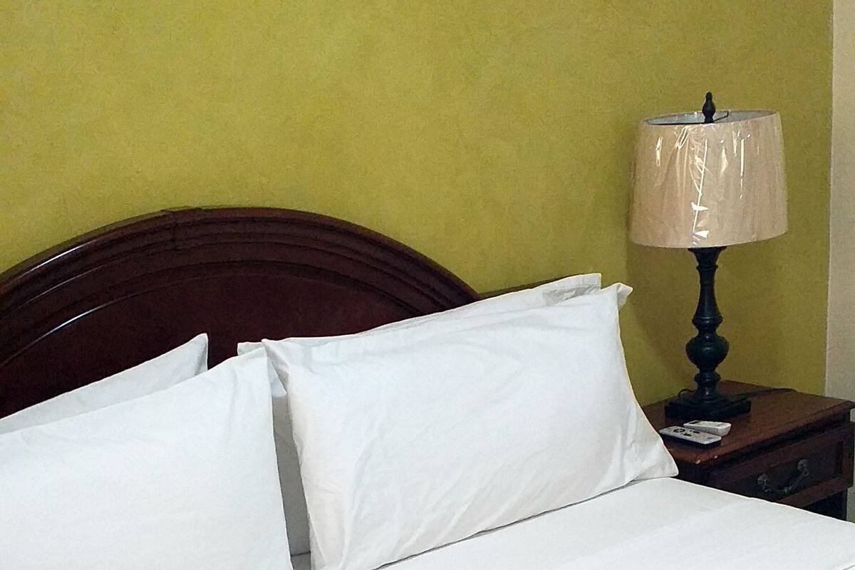 Ropa de cama de alta calidad y tabla de planchar con plancha 