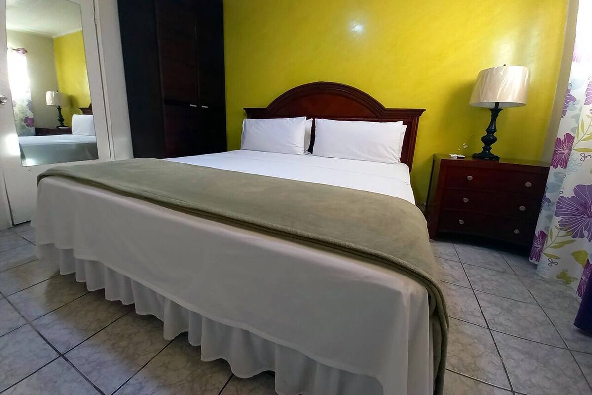 Ropa de cama de alta calidad y tabla de planchar con plancha 