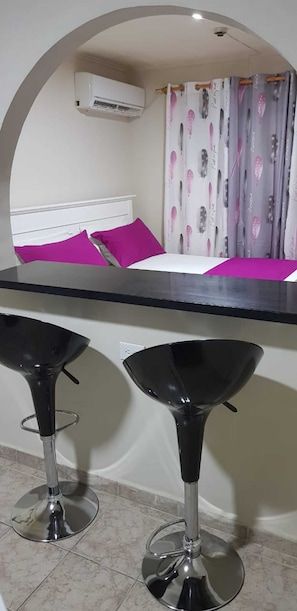 Comfort Studio, 1 King Bed | Premium bedding, iron/ironing board, free WiFi, bed sheets - Hotel California (Oranjestad)