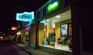 Voorkant accommodatie - avond/nacht