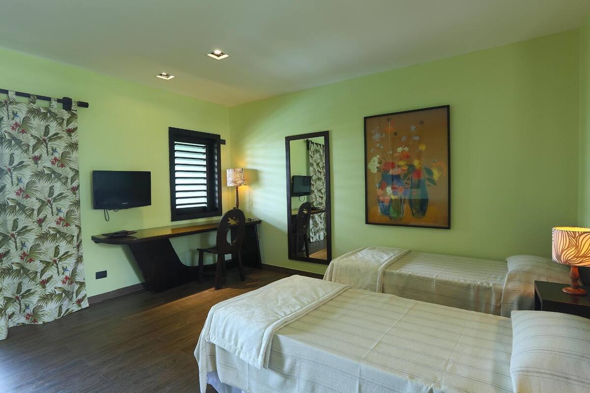 Ropa de cama de alta calidad y minibar 