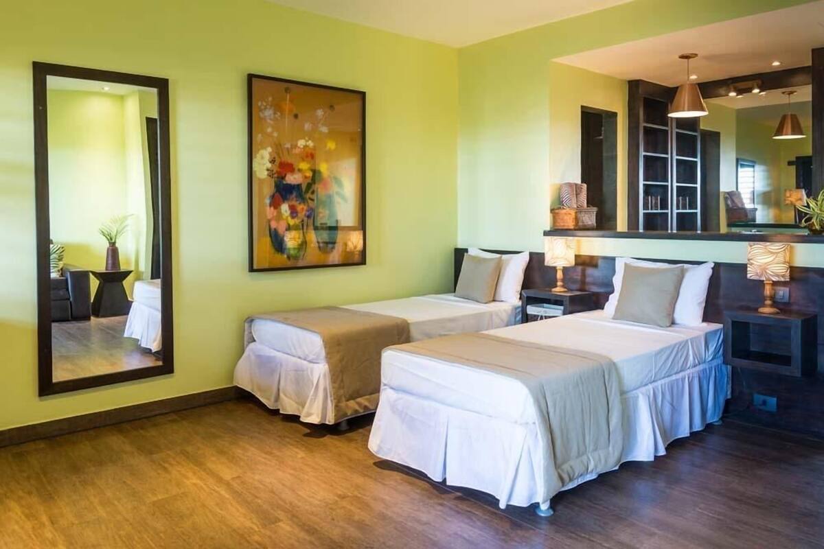 Ropa de cama de alta calidad y minibar 