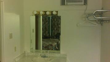Ensemble douche/baignoire, serviettes fournies