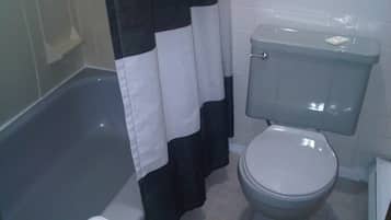 Kamar Standar, 1 Tempat Tidur Queen | Kamar mandi | Kombinasi shower/bathtub dan handuk