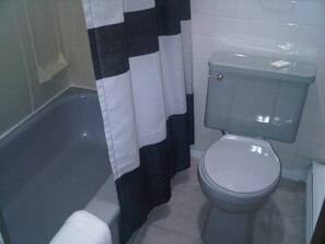 Bañera con ducha, toallas