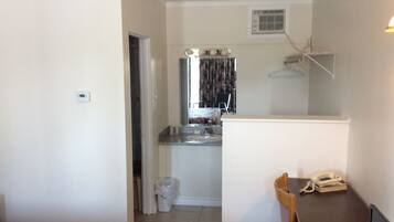 Standard Room, 1 Queen Bed | Free WiFi, bed sheets