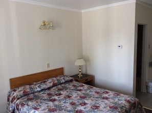 Quarto standard, 1 cama Queen | Área de estar | TV de tela plana