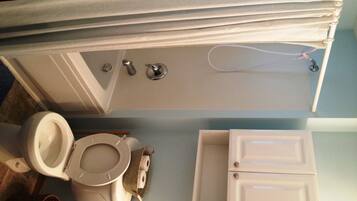 Cottage, 3 Bedrooms | Bathroom | Combined shower/tub, hair dryer, towels