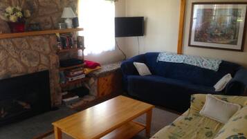 Cottage, 3 phòng ngủ | Phòng khách | TV màn hình phẳng, lò sưởi, đầu đĩa DVD