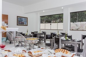 Café da manhã com buffet grátis todos os dias