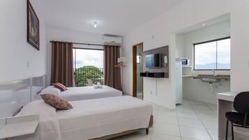 Standard Room | Meja, langsir/tirai gelap terus, seterika/papan seterika