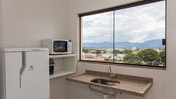 Standard Room | Dapur kecil peribadi | Peti sejuk/penyejuk beku saiz penuh, ketuhar gelombang mikro