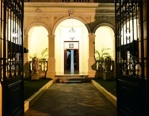 Front of property - evening/night - Hotel La Perla (León)