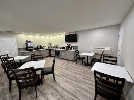 Desayuno completo gratuito y diario. Econo Lodge Inn & Suites