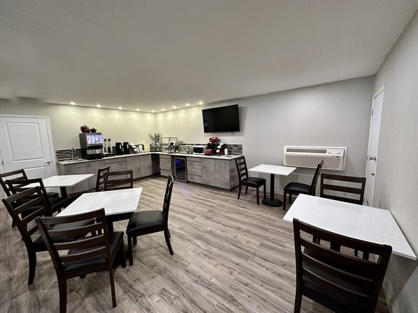 Free daily full breakfast - Econo Lodge Inn & Suites (Pincher Creek)