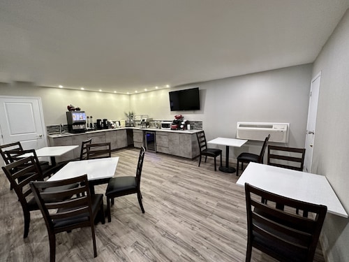 Econo Lodge Inn & Suites