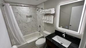 Un baño moderno con bañera, inodoro y lavabo.