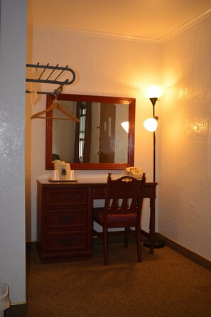 Quarto luxo, 1 cama King | Escrivaninha, Wi-Fi de cortesia, roupa de cama