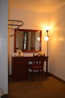 Escritorio, wifi gratis y ropa de cama