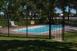 Una piscina al aire libre de temporada