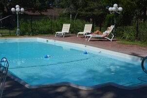 Una piscina al aire libre de temporada