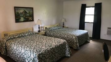 Habitación Deluxe, 2 camas Queen size | Escritorio, wifi gratis y ropa de cama