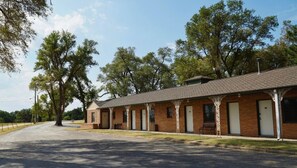 Parking - Evergreen Inn Kansas (Pratt)