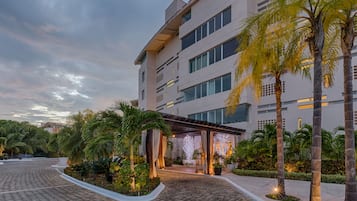 Vista frontal de la propiedad