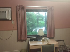 Habitación clásica, 1 cama King size | Escritorio, tabla de planchar con plancha, wifi gratis y ropa de cama