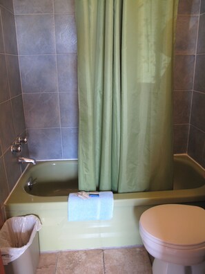 Deluxe kamer, 2 queensize bedden | Badkamer | Een bad/douchecombinatie, een diep bad, gratis toiletartikelen