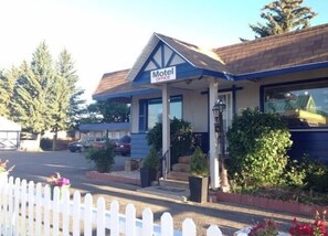 Front of property - Blue Mountain Motel (Pincher Creek)