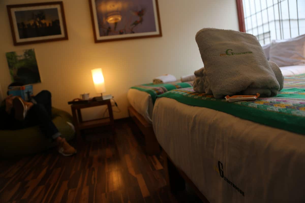 Kamar Double Deluks, 2 Tempat Tidur Queen, kamar mandi umum | Brankas, didekorasi berbeda-beda, dan meja kerja